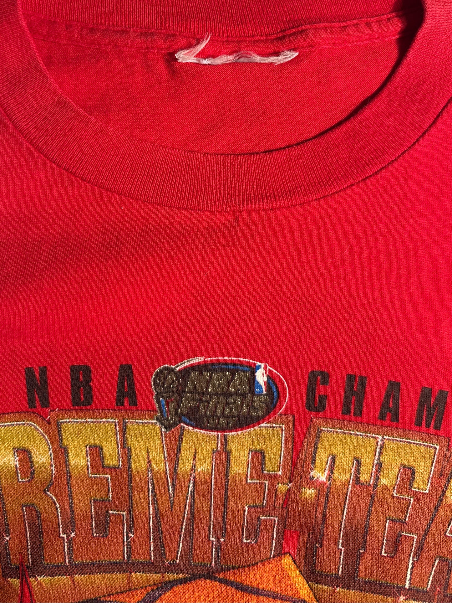 Vintage 1997 Chicago Bulls Nutmeg Mills "Supreme Team" 5-Time NBA Champions Youth T-Shirt (Ripped Tag)